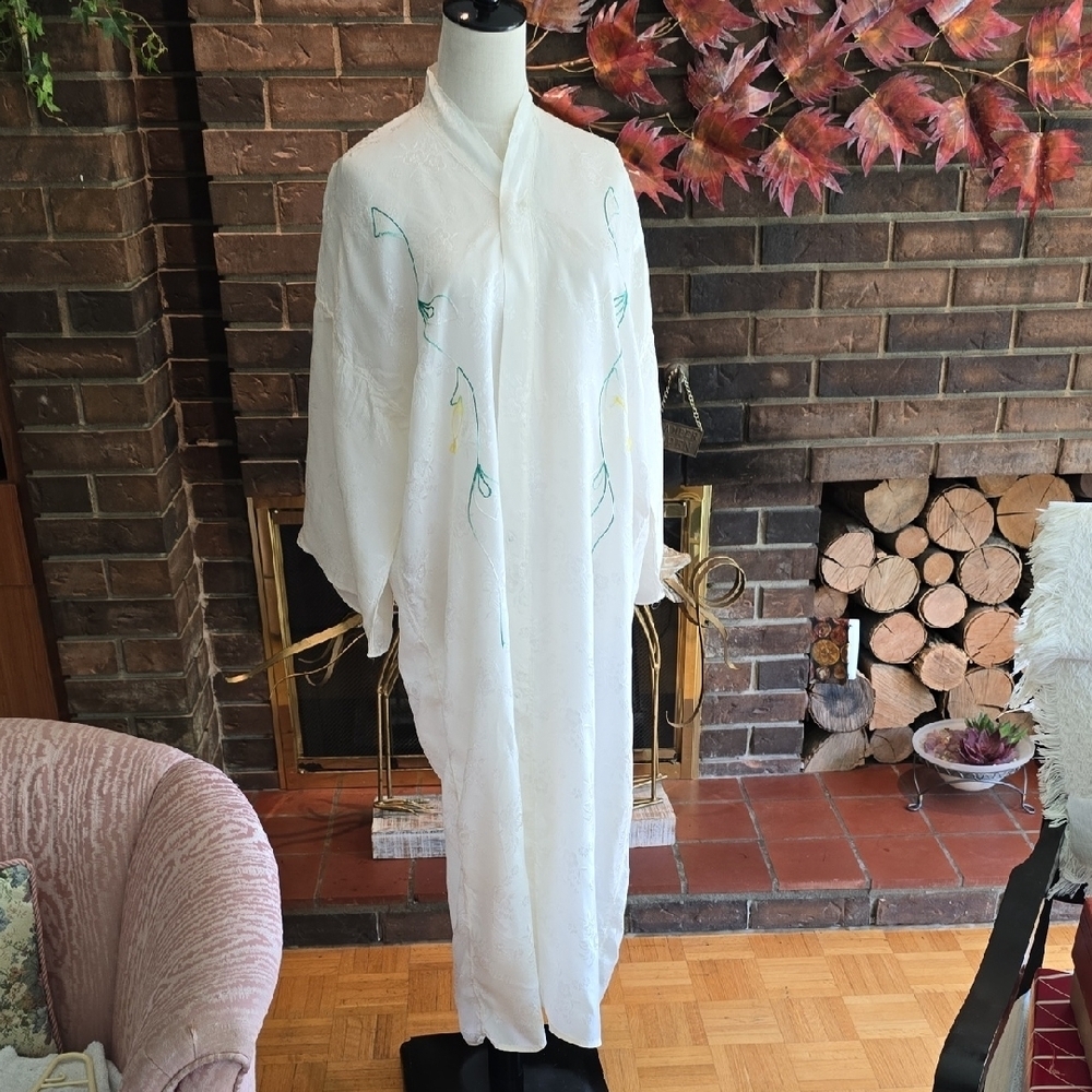 Stunning White Kimono with Lovely Floral Embroidery, Vintage​​